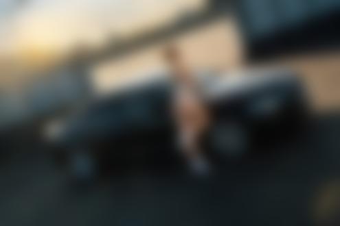 Обои на рабочий стол Модель Инга Сунагатуллина стоит у авто