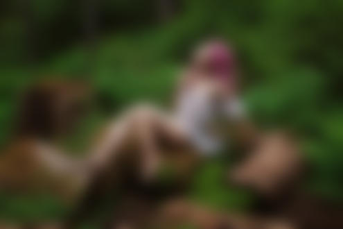 Обои на рабочий стол Модель Julia сидит на бревнах. Фотограф Евгений Решетов