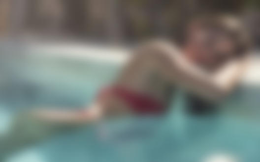 Обои на рабочий стол Девушка в купальнике в бассейне