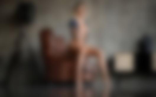Обои на рабочий стол Модель Марина сидит на кресле, фотограф Sacha Leyendecker
