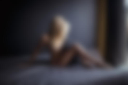 Обои на рабочий стол Модель Vanessa сидит на постели, фотограф Lennart Bader