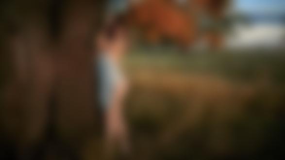 Обои на рабочий стол Модель стоит у дерева, фотограф Alexey Slesarev