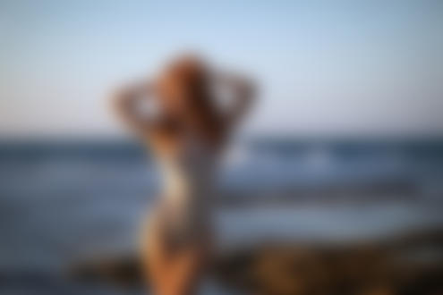 Обои для рабочего стола Девушка Juliet стоит на фоне моря. Фотограф Zachar Rise