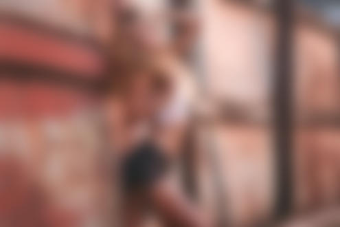 Обои на рабочий стол Девушка Лаура стоит у стены, DieFotoanstalt