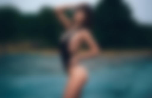 Обои для рабочего стола Девушка в купальнике стоит на фоне природы. Фотограф DieFotoanstalt