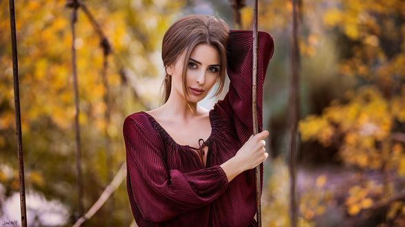Обои на рабочий стол Девушка стоит на фоне осенних деревьев, фотограф David Mas