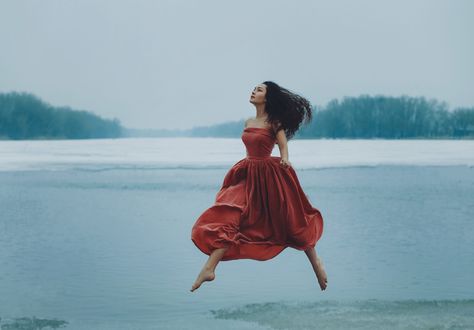 Обои на рабочий стол Девушка в красном платье в прыжке над водой, фотограф Irina Chernyshenko