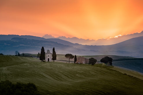 Обои на рабочий стол Вид на Cappella della Madonna di Vitaleta / Часовню Мадонны Виталета во время заката, фотограф Georg Scharf