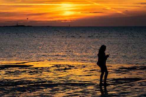 Обои на рабочий стол Силуэт девушки, стоящей в воде, by Lars_Nissen_Photoart