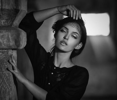 Обои на рабочий стол Модель Вероника стоит у стены, фотограф Joachim Bergauer