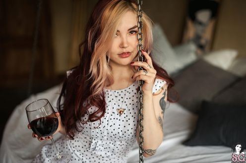 Обои на рабочий стол Модель Alena Gzhel / Алена Гжель с бокалом вина в руке