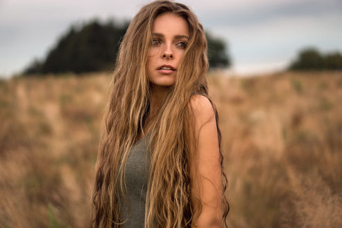 Обои на рабочий стол Модель Isabella / Изабелла с длинными волосами. Фотограф Martin Kuhn