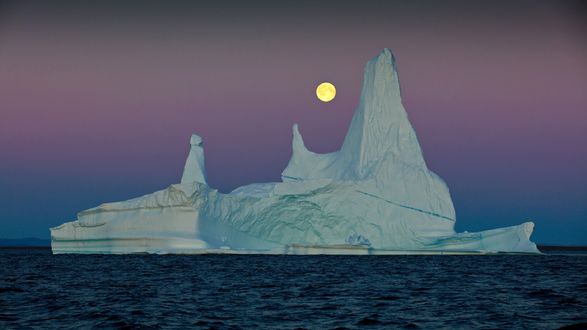 Обои на рабочий стол Айсберг в полнолуние, Arctic Ocean / Северный Ледовитый океан, Greenland / Гренландия, фотограф Александр Перов