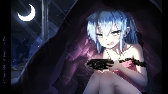 Обои на рабочий стол Вокалоид Хатсунэ Мику / Hatsune Miku, спрятавшись ночью под одеялом, играет в азартную игру, а за окном стоит Рин Кагамине / Rin Kagamine, by bai yemend