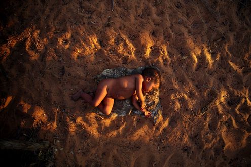Обои на рабочий стол Ребенок спит на земле, Namibia / Намибия, Дитя песков, фотограф Александр Перов