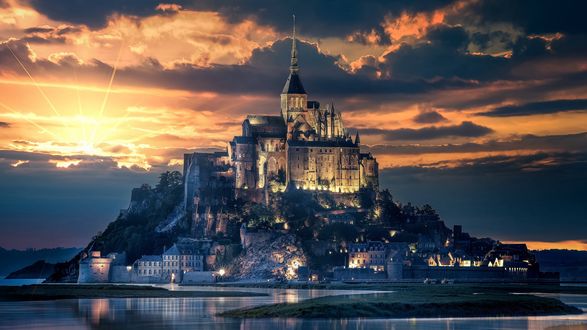Обои на рабочий стол Золотой закат на острове в Mont Saint-Michel, France / Мон-Сен-Мишель, Франция