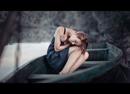 Обои на рабочий стол Грустная девушка в лодке, фотограф Александр Чорный