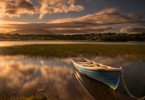 Обои на рабочий стол Лодка на озере у берега, Ireland / Ирландия, фотограф Stawomir Majchrzak