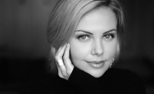 Прекрасная Шарлиз Терон, в белой майке, красивые серьги, Charlize Theron.