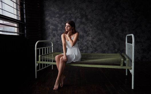 Обои на рабочий стол Mодель Kristina Zolotareva сидит на кровати с голой сеткой