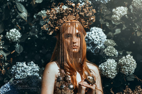 Обои на рабочий стол Модель Joana Kretzer стоит на фоне гортензий, by Leda Lacintra
