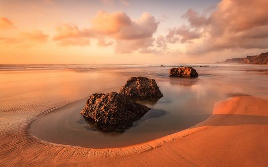Обои на рабочий стол Каменные валуны на пляже Кастележу / Praia do Castelejo, поселок Вила-ду-Бишпу / Vila do Bispo, Португалия / Portugal, фотограф Antonio Carrillo Lopez