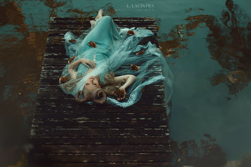 Обои на рабочий стол Модель Joana Kretzer лежит на мостике, by Leda Lacintra