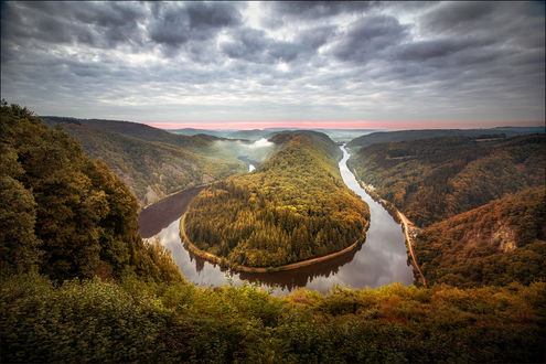Обои на рабочий стол Saarschleife Riverbend / изгиб реки Сааршлейф в Саарланде, Германия, фотограф Georg Scharf