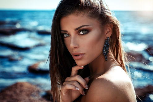 Обои на рабочий стол Модель Margherita стоит на фоне моря, фотограф Alessandro Di Cicco