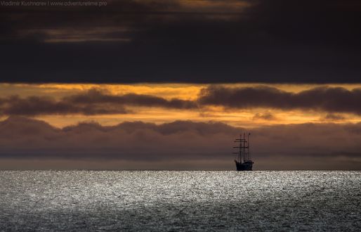 Обои на рабочий стол Корабль в Arctic Ocean / Северном Ледовитом океане на исходе дня, Greenland / Гренландия, фотограф Vladimir Kushnarev