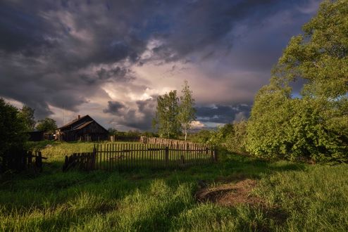 Обои на рабочий стол Домик и сарай на окраине деревни под грозовым небом, фотограф Виталий Полуэктов