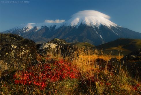 Обои на рабочий стол Вулкан Толбачик осенью, Камчатка, фотограф Антон Ростовский