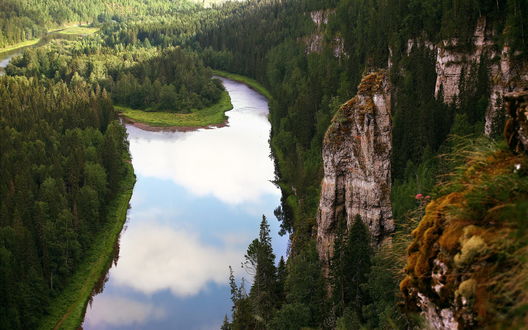 Обои на рабочий стол Скалы вдоль берега реки Усьва, Пермский край, Россия. Фотограф Вячеслав Ложкин