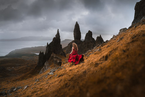Обои на рабочий стол Девушка в красном платье на склоне гор, фотограф Lizzy Gadd