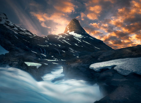 Обои на рабочий стол Облачное небо над горами Romsdalen, Norway / Ромсдален, Норвегия Фотограф Ole Henrik Skjelstad