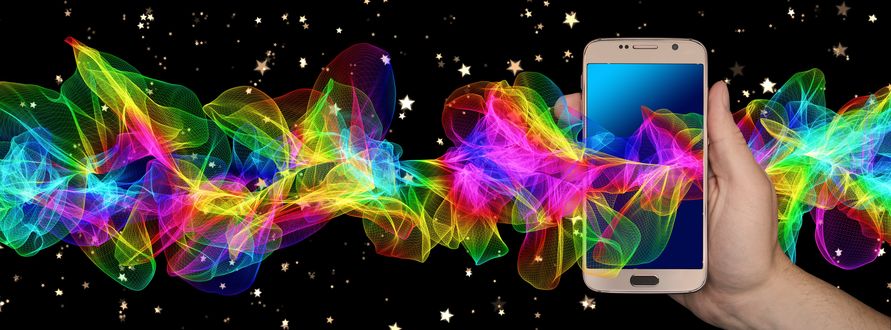 Обои на рабочий стол Смартфон в руке на многокрасочном абстрактном фоне, by Gerd Altmann