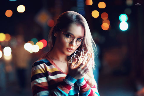 Обои на рабочий стол Девушка Катерина с гирляндой в руках, фотограф Dmitry Arhar