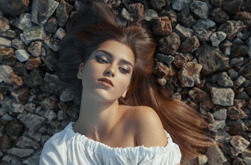 Обои на рабочий стол Модель Анастасия лежит на камнях, фотограф Вадим Миронов