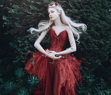 Обои на рабочий стол Модель Maria Amanda с закрытыми глазами в красном платье и венке стоит возле дерева, by Bella Kotak