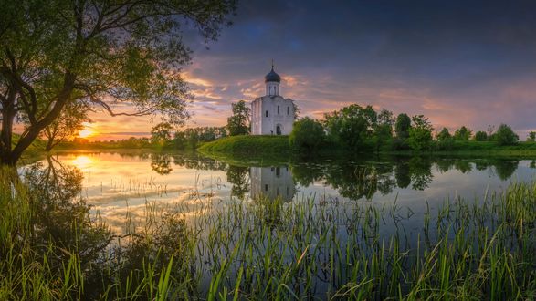 Обои на рабочий стол Церковь Покрова на закате, Владимирская область, фотограф Виталий Левыкин