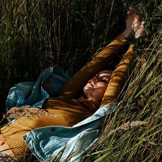 Обои на рабочий стол Модель Анастасия Щеглова лежит в траве. Фотограф Alexandr Multikov
