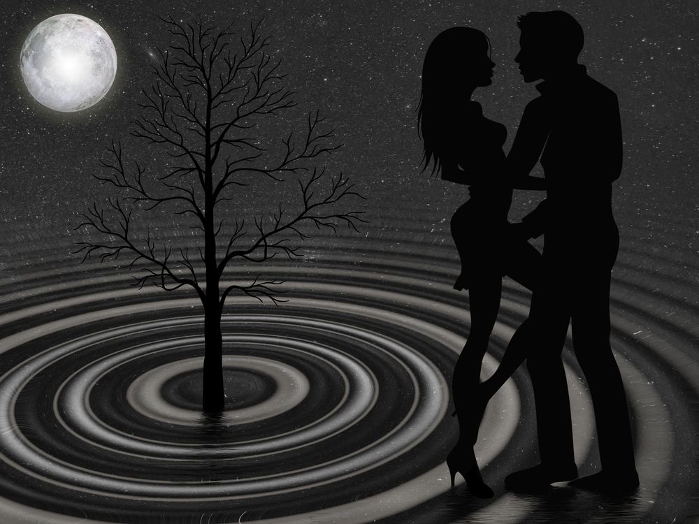 Обои для рабочего стола Силуэты пары влюбленных на фоне полной луны, дерева и концентрических кругов, by Susan Cipriano