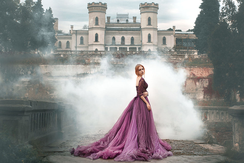 Обои для рабочего стола Модель Полина в длинном платье стоит в парке на фоне замка, фотограф Damien Prokhorov