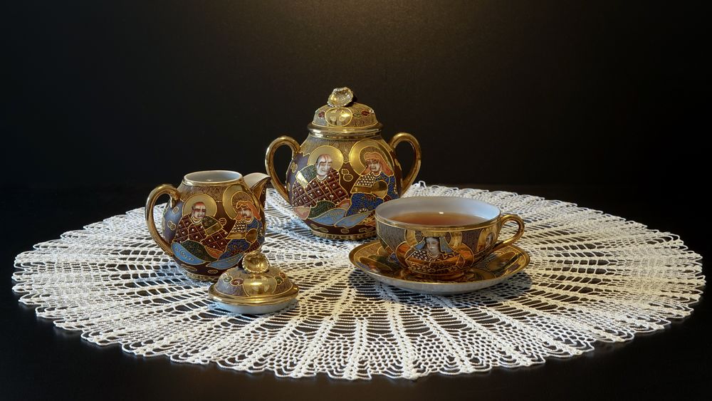 Обои для рабочего стола Чайный сервиз на вязаной салфетке, темный фон, время чаевничать, by Katzenfee50 / Lilo