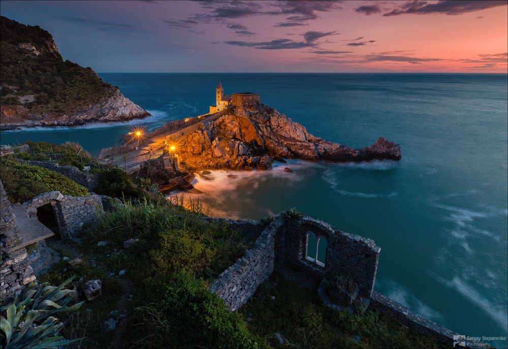Обои для рабочего стола Окраина города Portovenere, Italy / Портовенере, Италия на побережье Ligurian / Лигурийского моря вечером, фотограф Sergey Stepanenko
