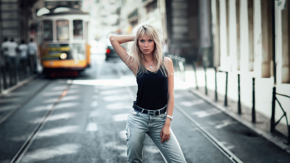 Обои для рабочего стола Модель Lucia стоит на улице города, фотограф Pedro Courelas