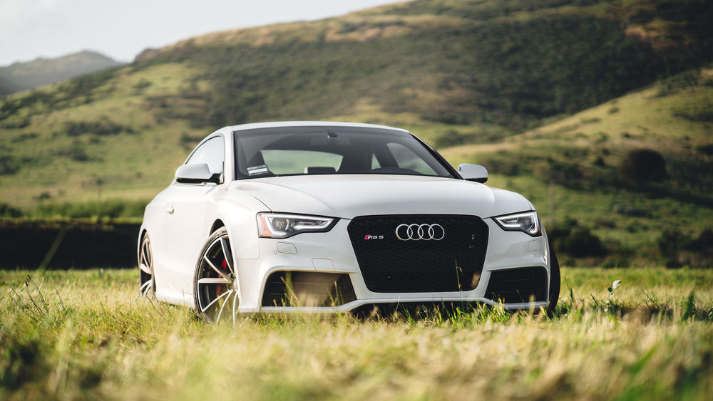 Обои для рабочего стола Audi RS5 на фоне природы