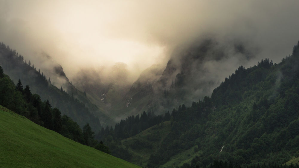 Обои для рабочего стола Сопки окутанные туманом, Оберстдорф, Германия / Oberstdorf, Germany