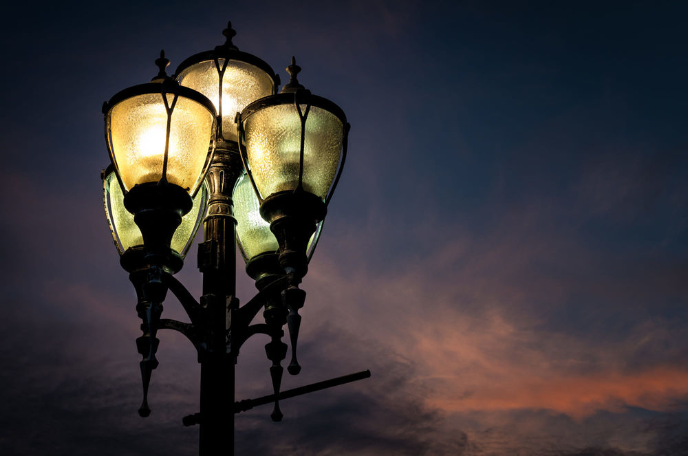 Обои для рабочего стола Городской фонарь на фоне неба, фотограф Christopher Rankin