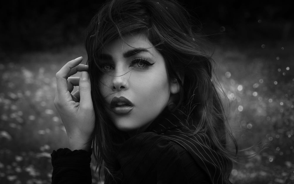 Обои для рабочего стола Модель Topaz Arbell держит руку у лица, фотограф Joachim Bergauer